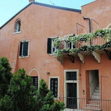 Abbraccio di Verona Esterno foto