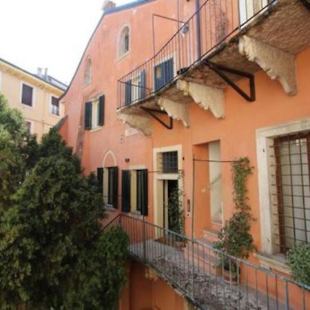 Abbraccio di Verona Esterno foto